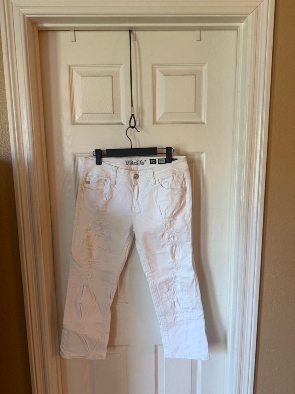 Miss Me White Distressed Cropped Jeans. 29/23